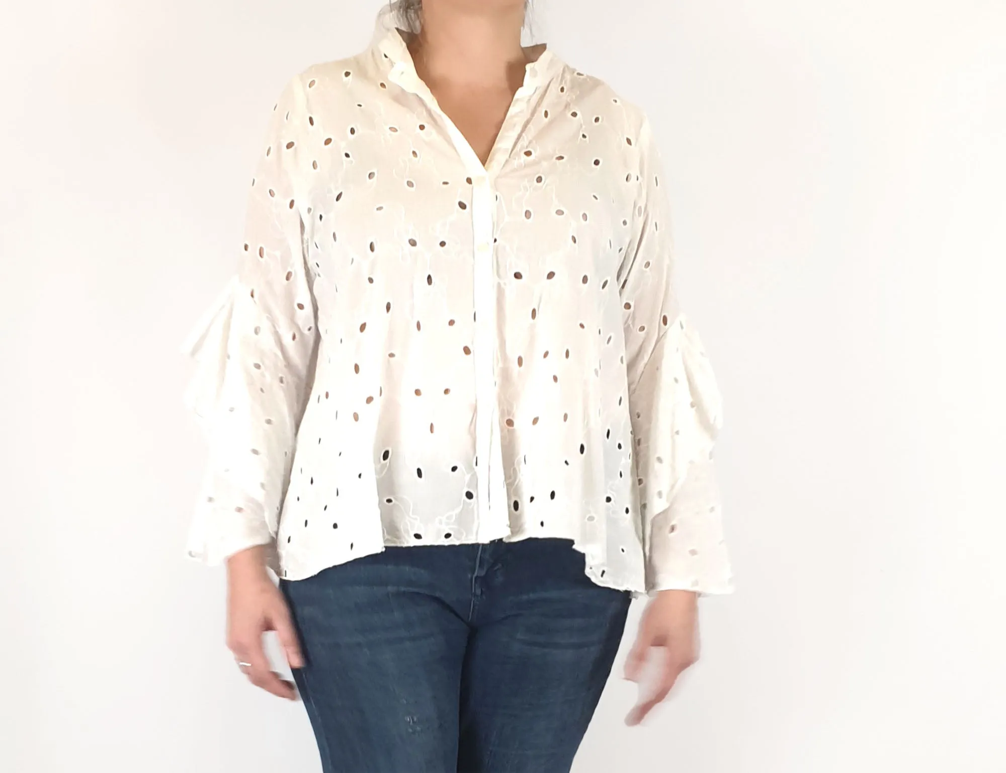 Morrison breezy white shirt size 4, best fits size 14