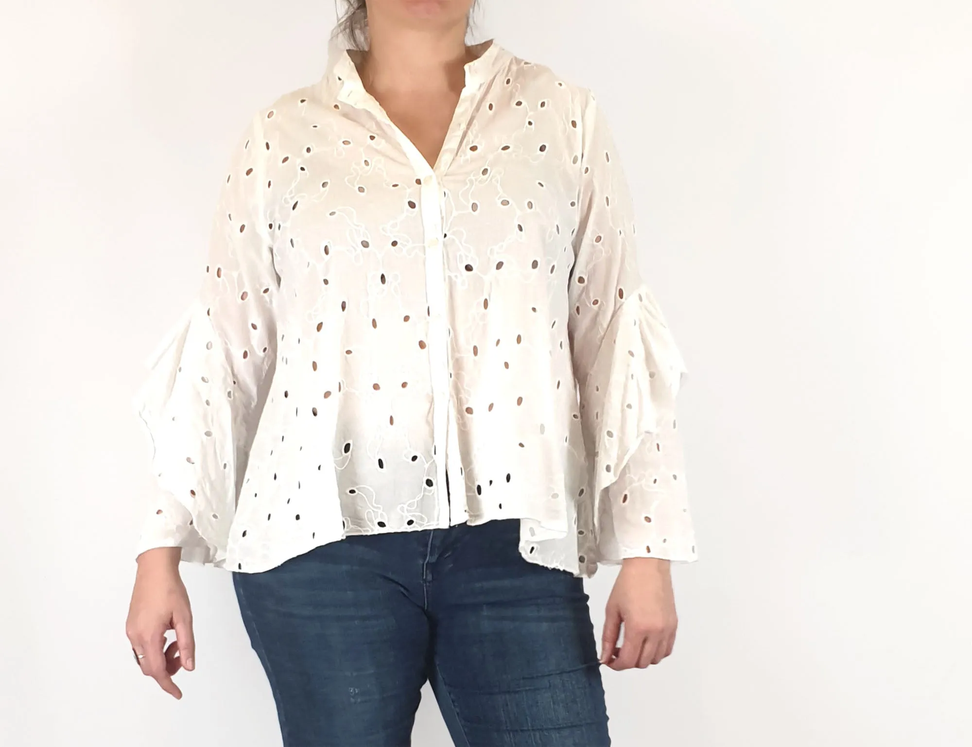 Morrison breezy white shirt size 4, best fits size 14